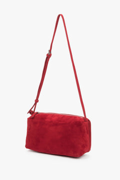 Seitenansicht der stilvollen roten Velours-Tasche für Damen.