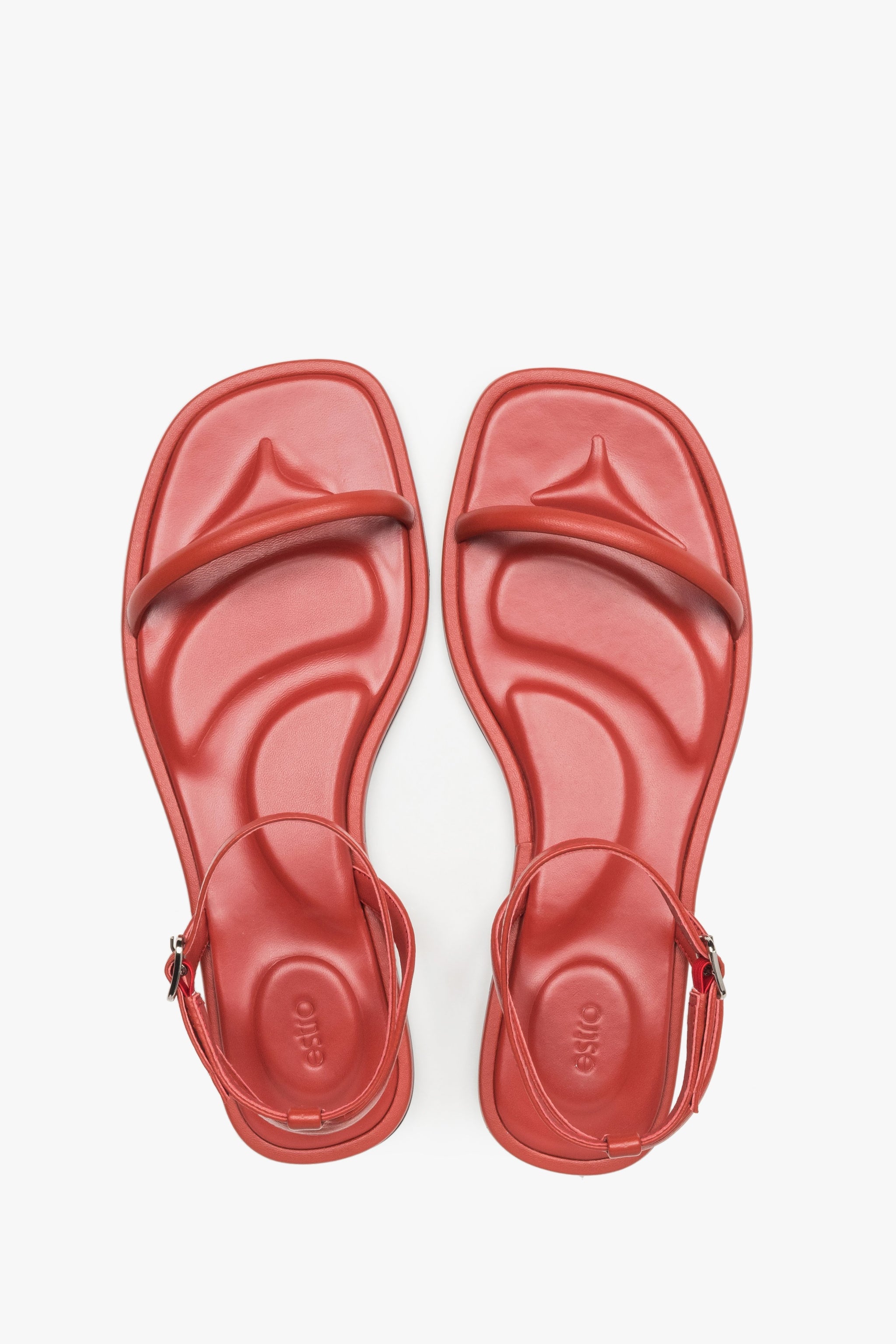 Paar rote flache Damen-Sandalen aus Leder von Estro