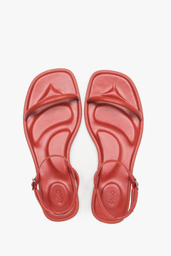 Paar rote flache Damen-Sandalen aus Leder von Estro