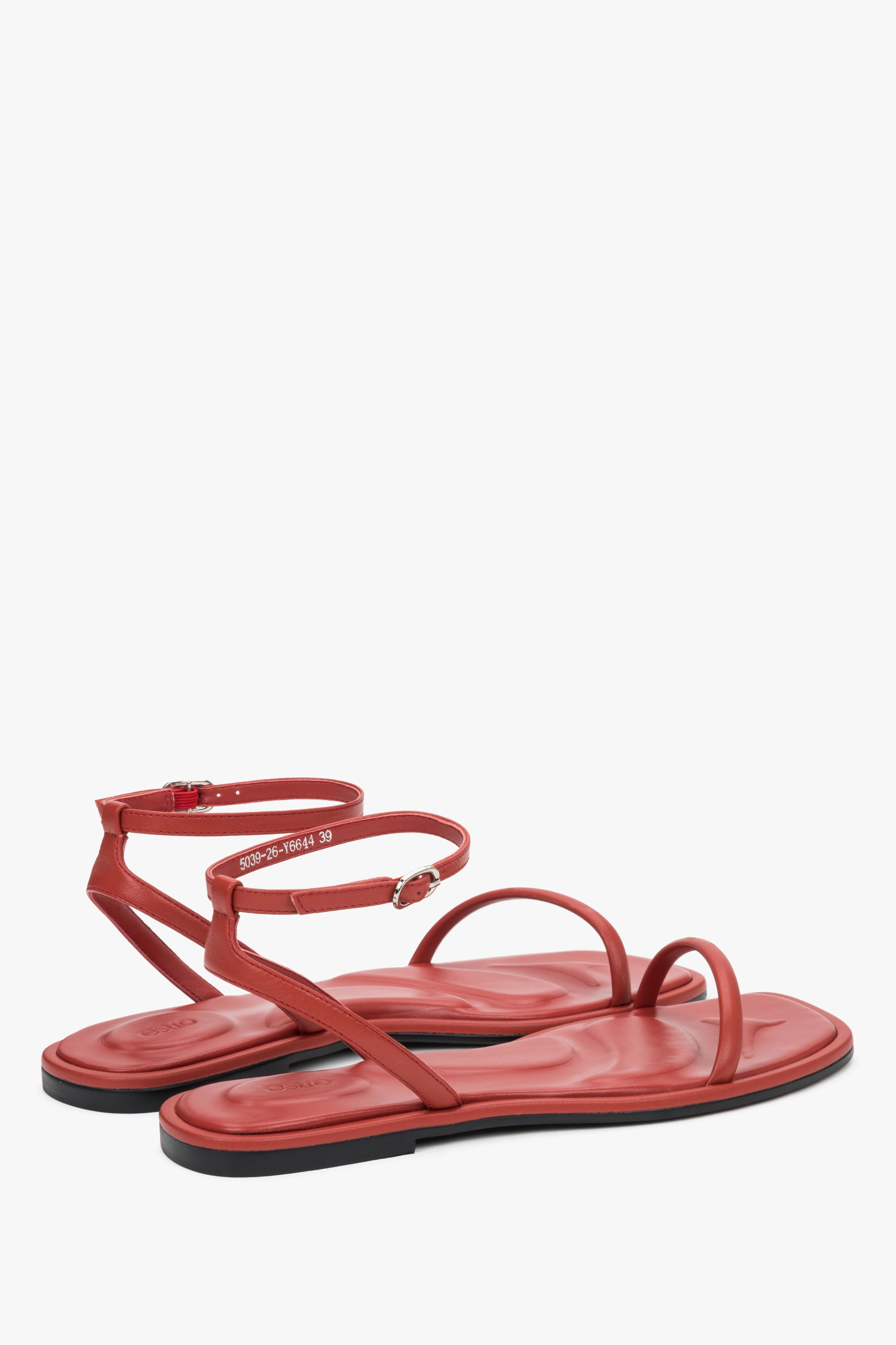 Schräge Ansicht der roten Damen-Sandalen aus Leder mit flacher Sohle