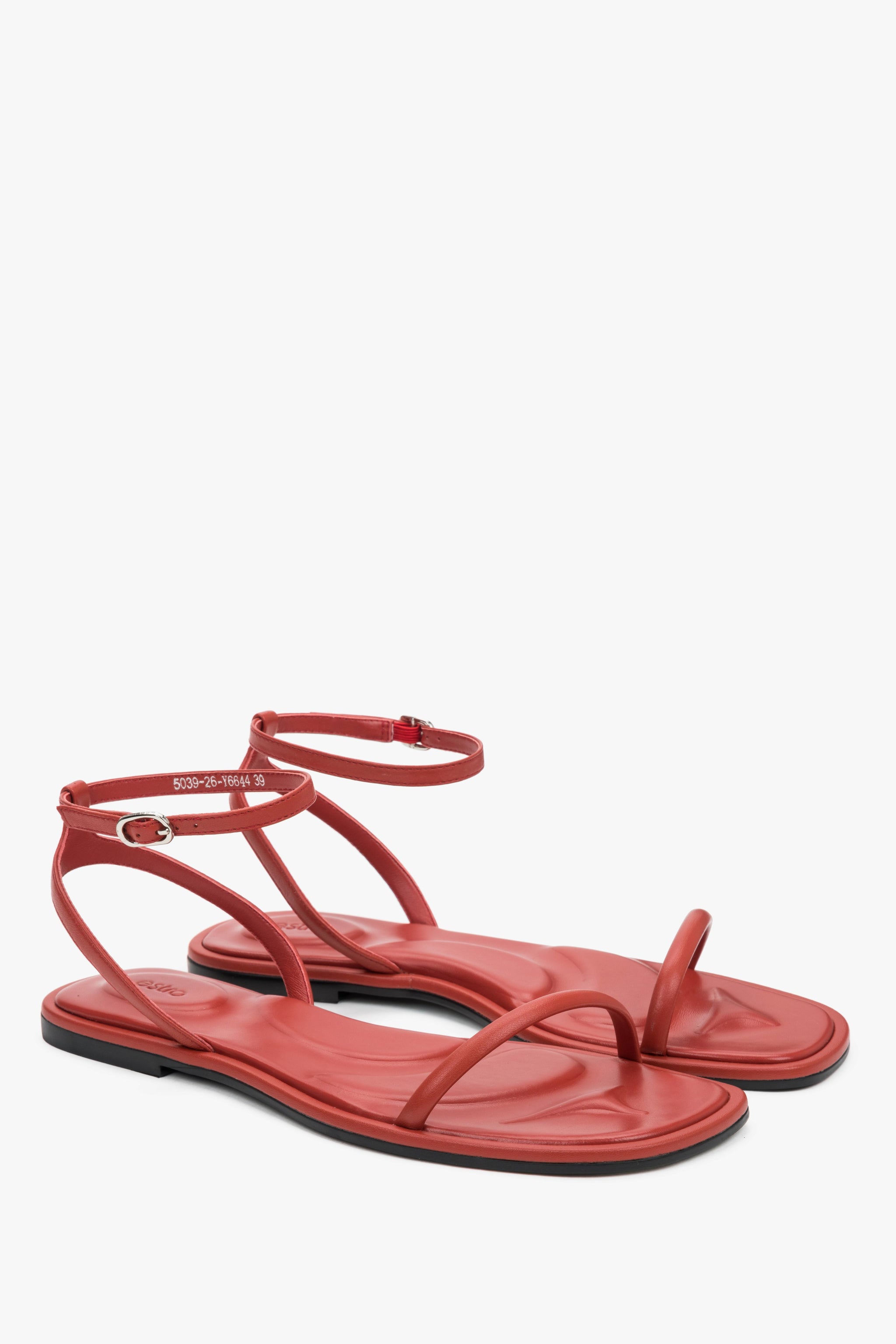 Seitenansicht der roten flachen Damen-Sandalen aus Leder von Estro