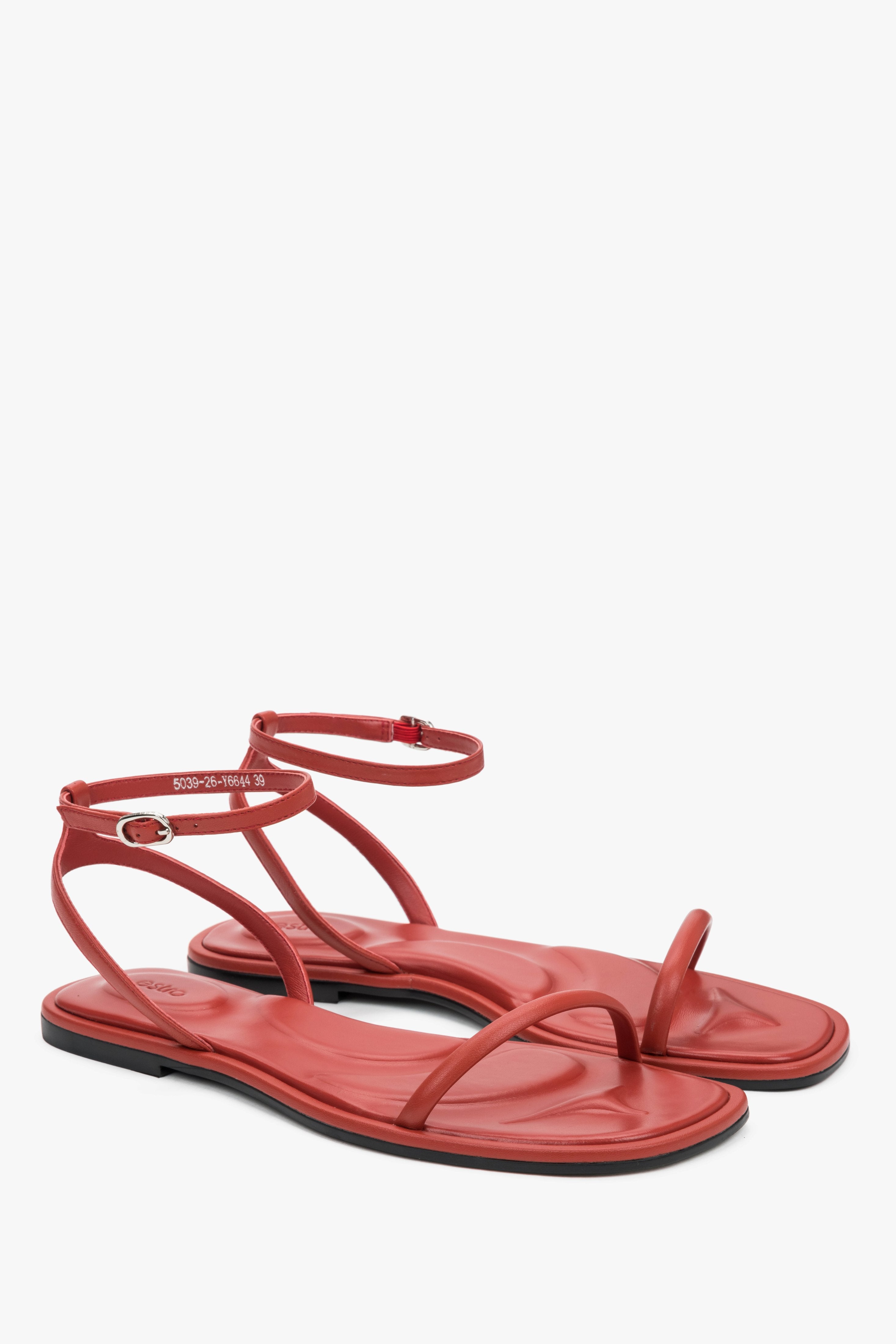 Seitenansicht der roten flachen Damen-Sandalen aus Leder von Estro