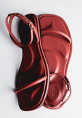 Rote flache Damen-Sandalen aus Leder mit silbernen Details Estro ER00119696.