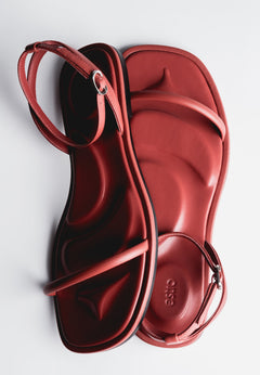 Rote flache Damen-Sandalen aus Leder mit silbernen Details Estro ER00119696.