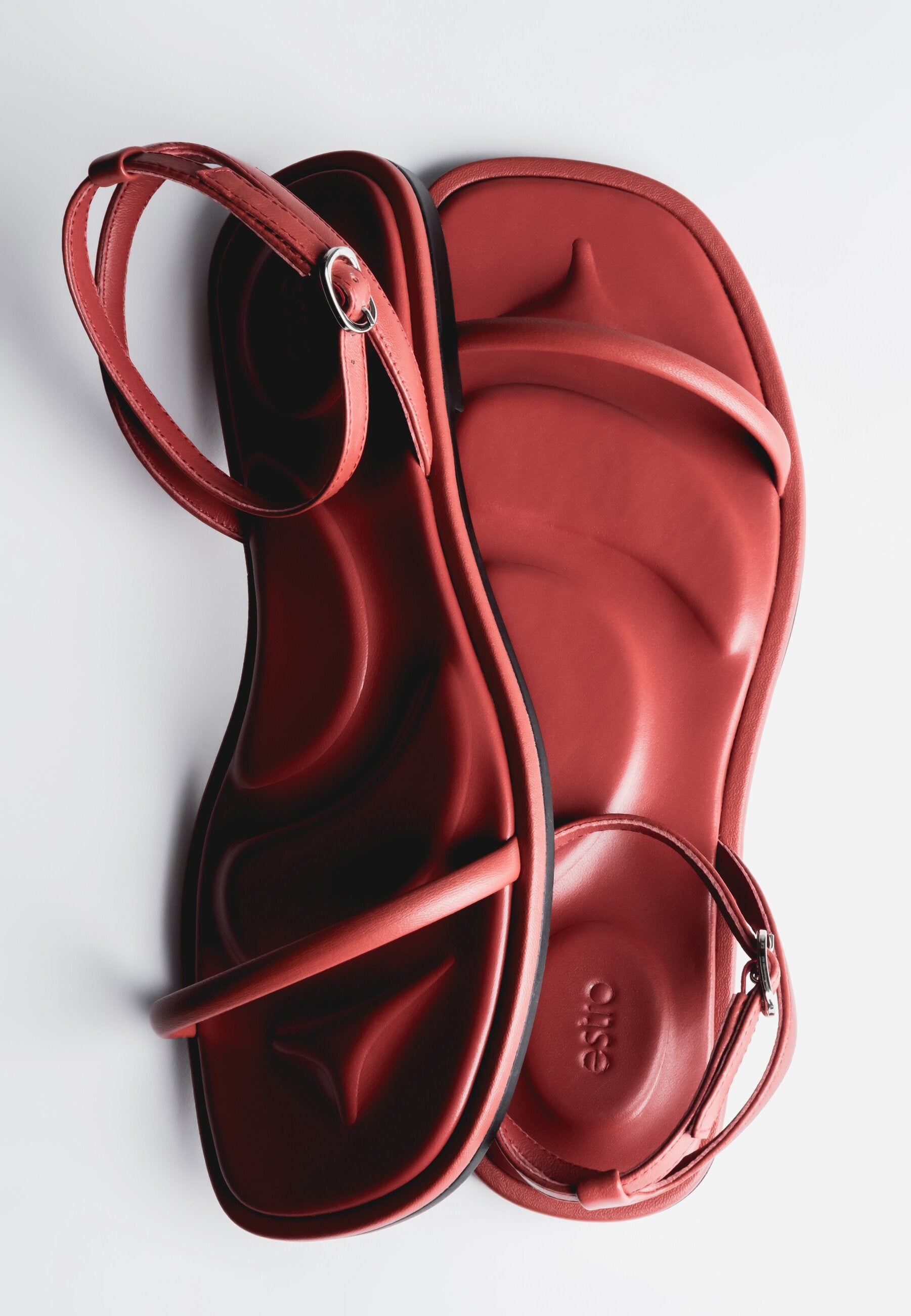 Rote flache Damen-Sandalen aus Leder mit silbernen Details Estro ER00119696.