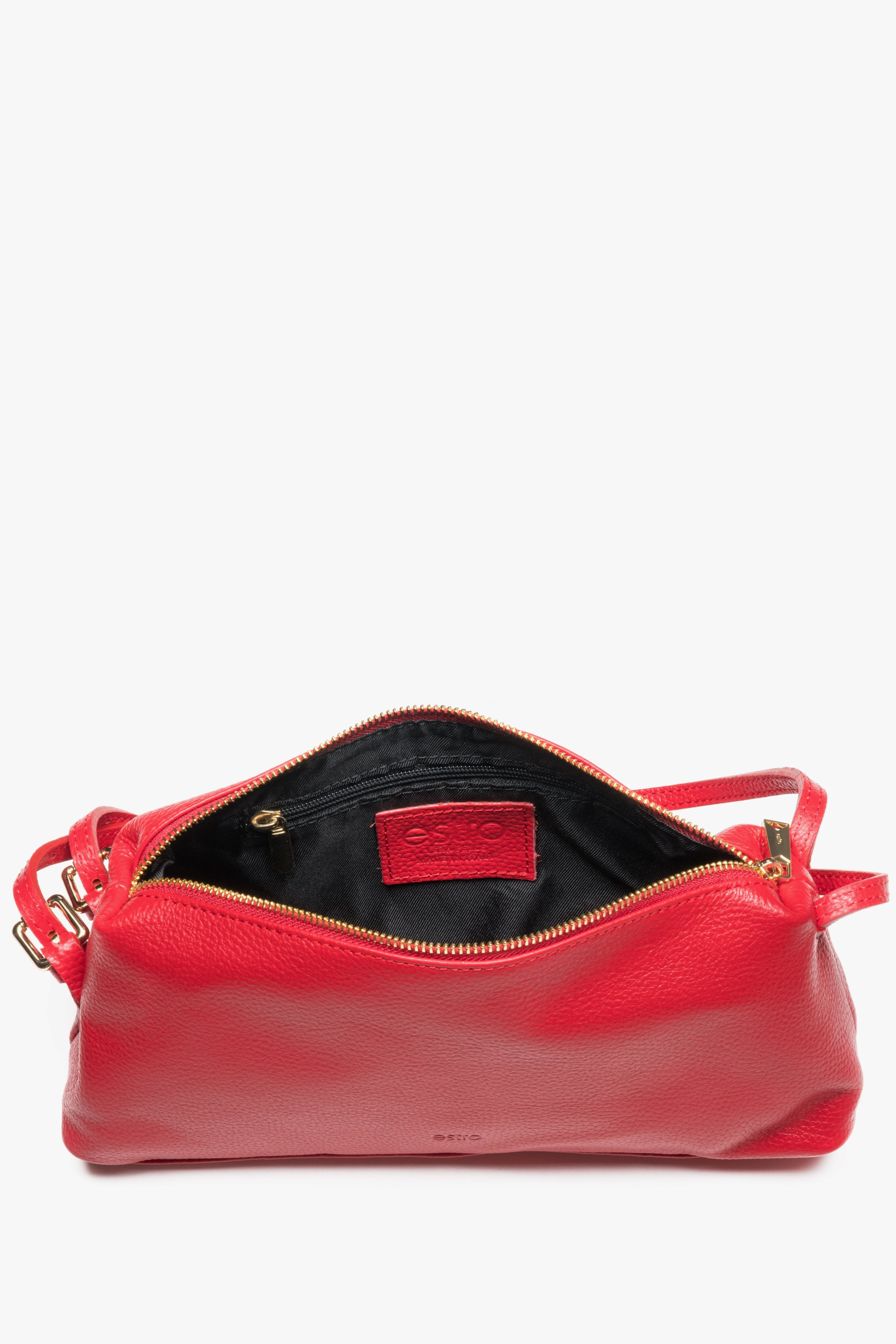 Geöffnete rote Leder Handtasche mit Blick auf das textile Innenfutter und die Innentaschen