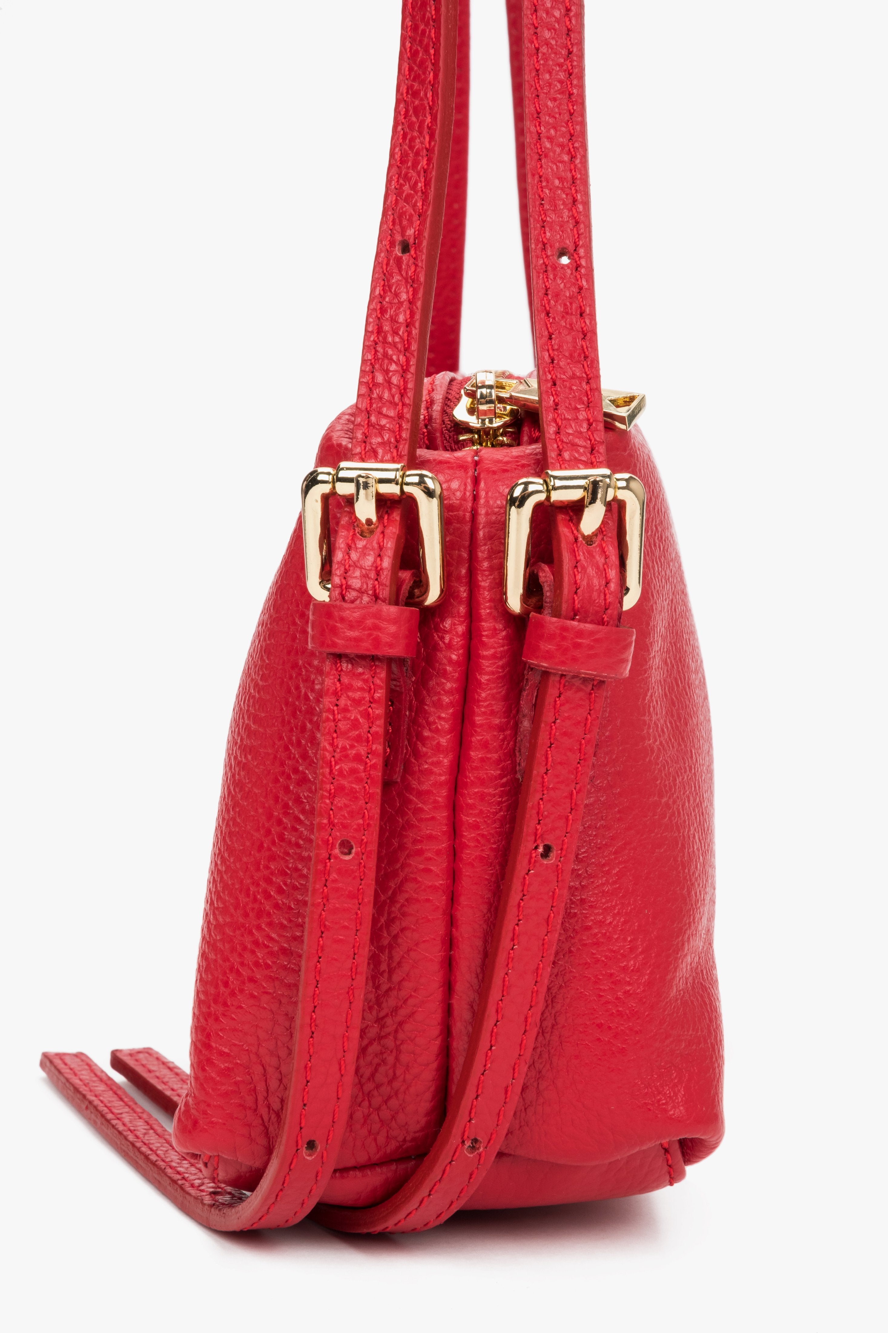 Seitliche Ansicht der Tasche mit Fokus auf die doppelten Riemenhalterungen und goldenen Beschläge