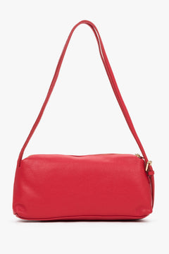 Klassische Frontalansicht der roten Tasche, die die weiche Lederstruktur betont