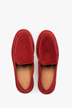 Stilvolle rote Velours-Slipper von Estro als farblicher Akzent für modische Outfits. 