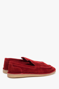 Bequeme rote Damen-Halbschuhe aus Veloursleder z flacher Sohle.