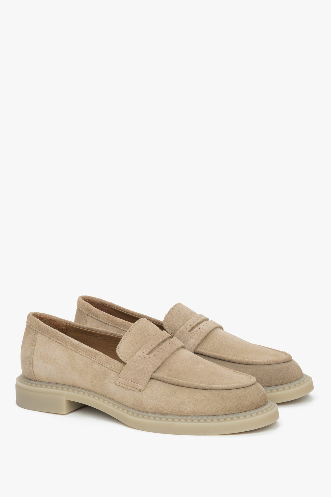 Klassische sandbeigefarbene Damen-Penny-Loafer von Estro aus italienischem Velours.