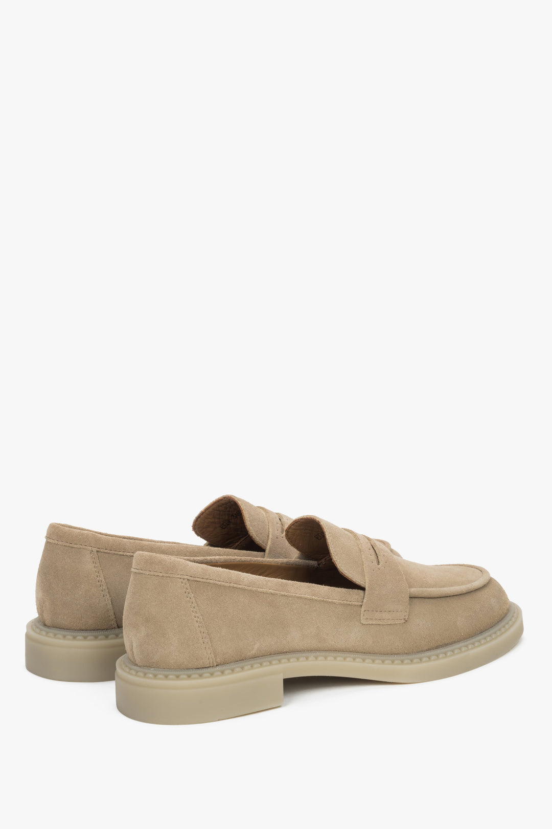 Seitenansicht der sandbeigefarbenen Penny-Loafer mit flacher, bequemer Sohle. 