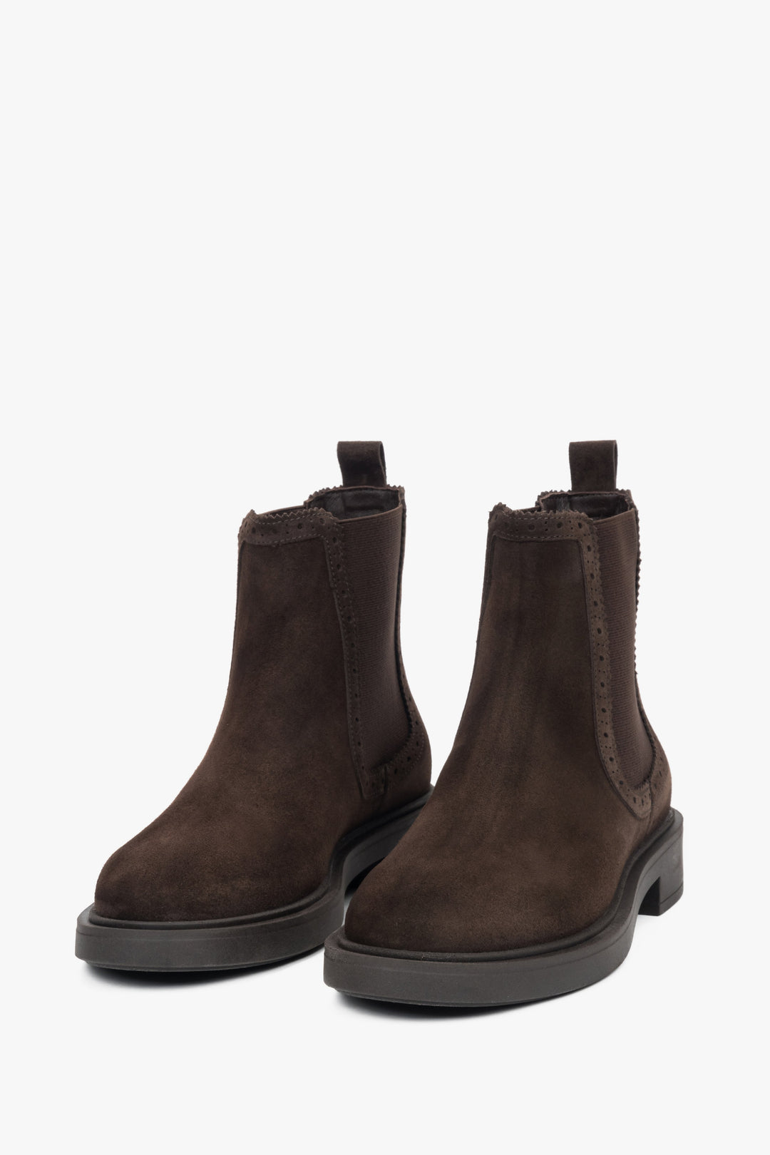 Ein Paar elegante sattelbraune Chelsea-Boots mit den typischen elastischen Seiteneinsätzen und einer schmalen Silhouette.