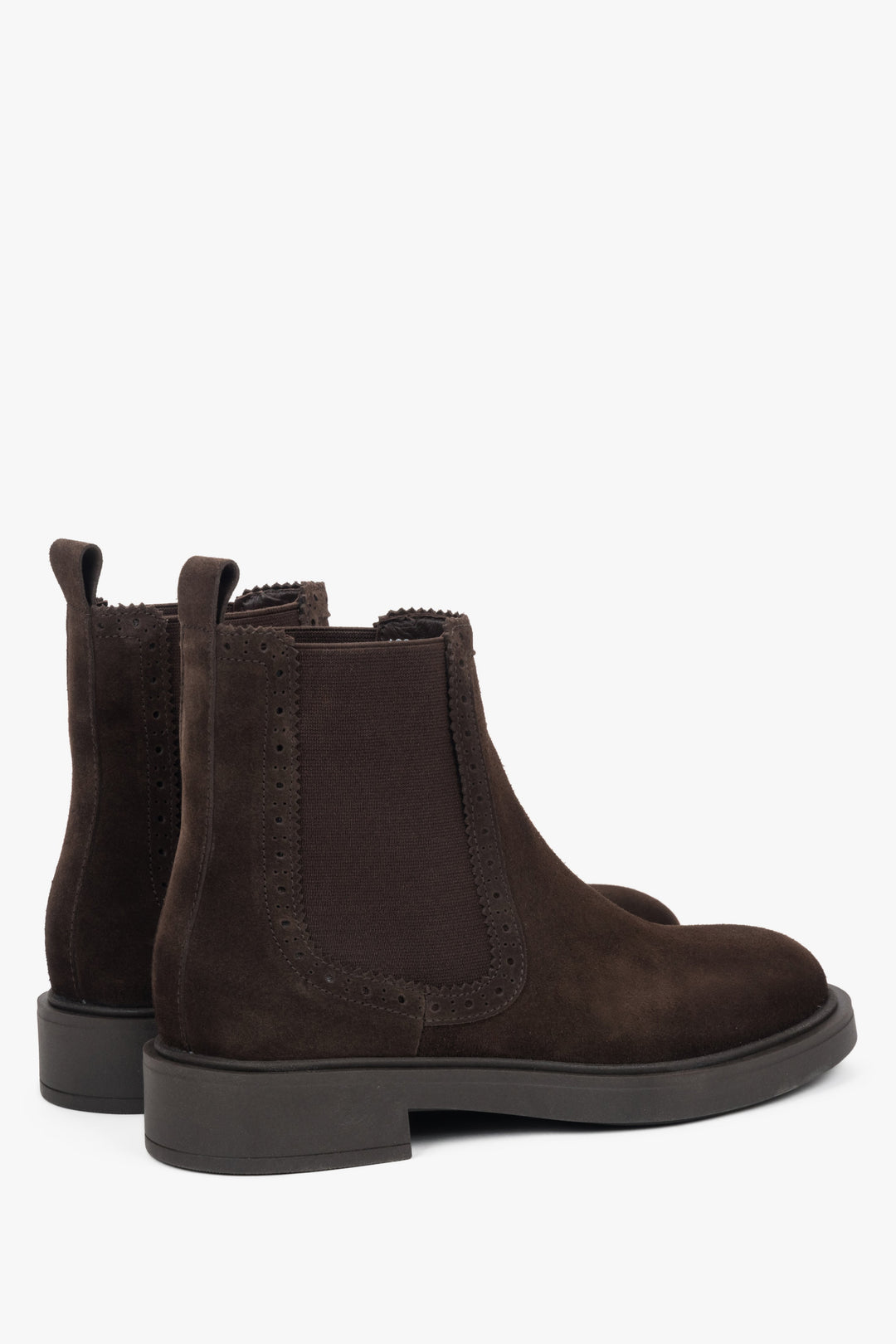 Nahaufnahme der samtigen Textur des sattelbraunen Veloursleders dieser klassischen Chelsea-Boots.
