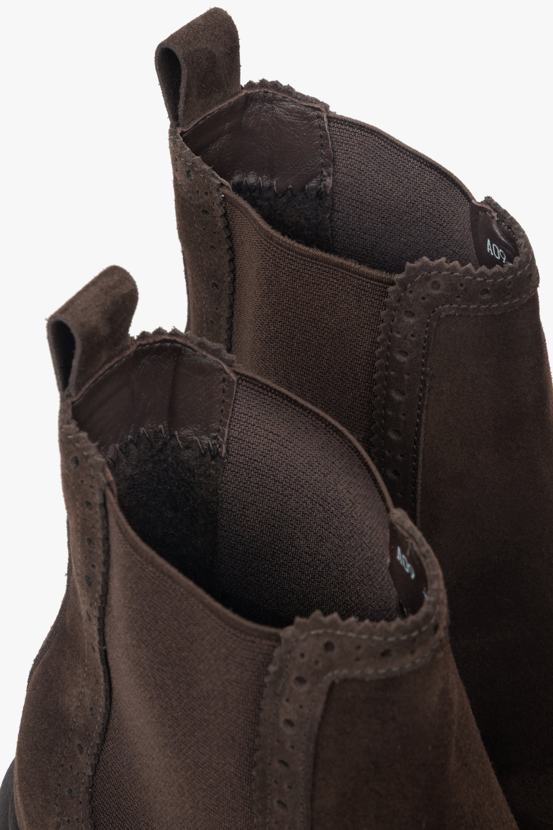 Sattelbraune Damen-Chelsea-Boots aus Velours.