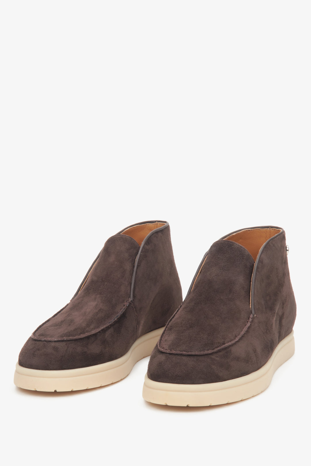 Damen Low-Top-Stiefeletten in Sattelbraun aus Premium-Velours und Leder von Estro – Nahaufnahme der Schuhspitze.
