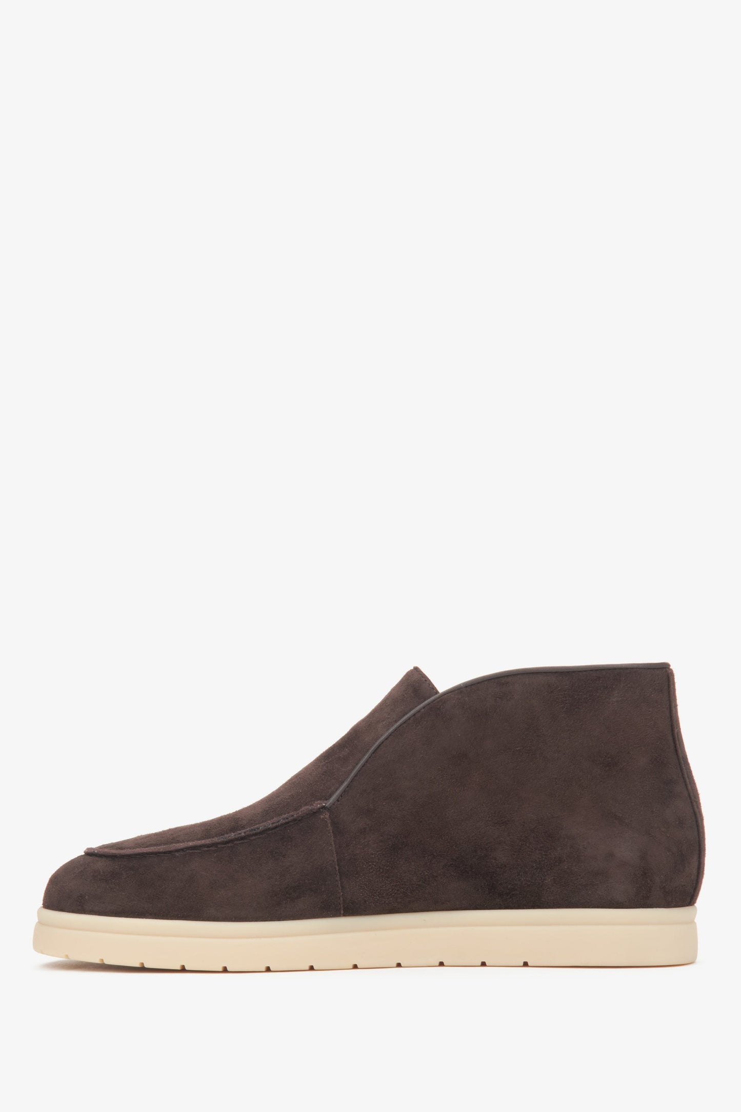 Sattelbraune Damen Low-Top-Stiefeletten von Estro aus Velours und Leder – Seitenlinie des Schuhs.