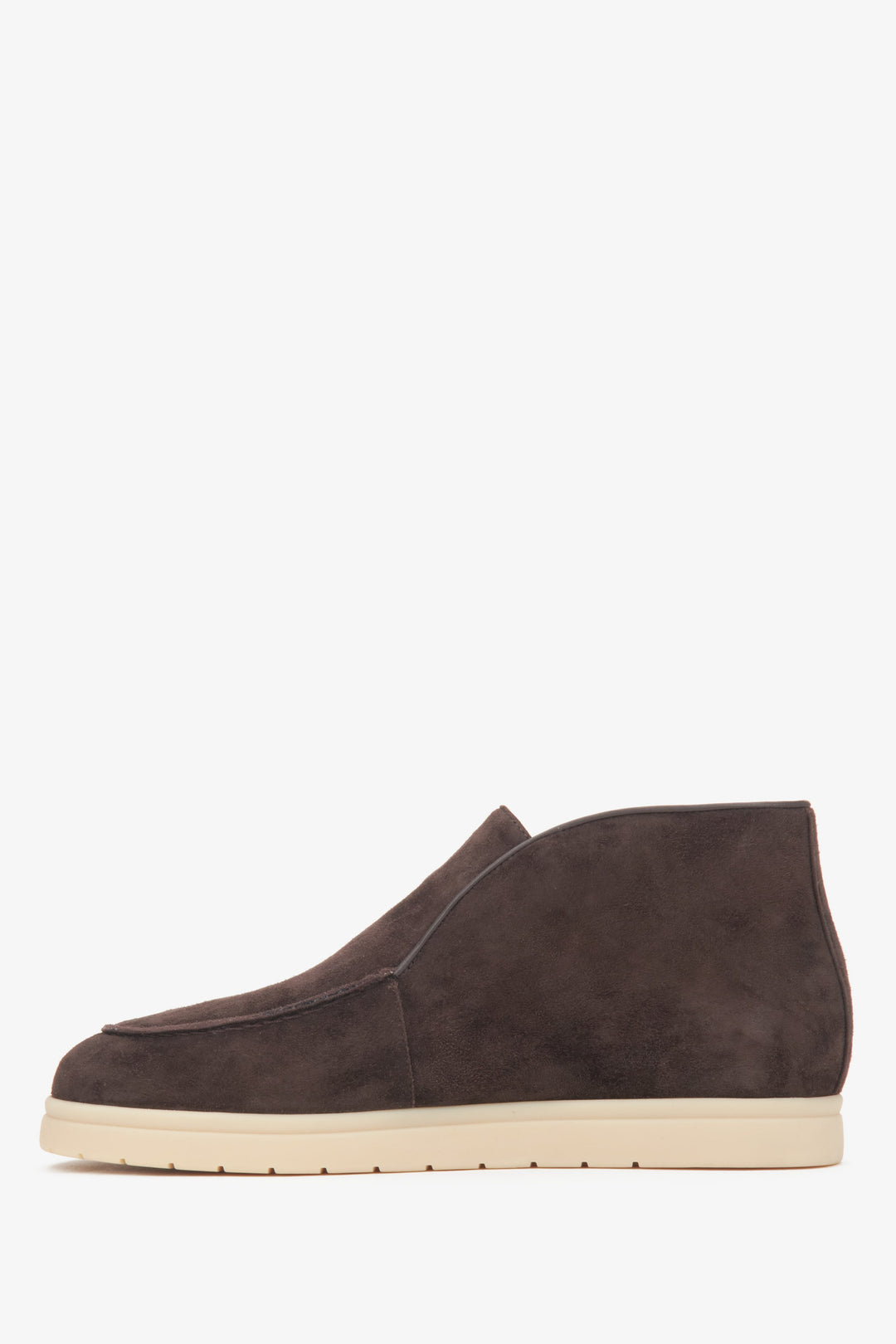 Sattelbraune Damen Low-Top-Stiefeletten von Estro aus Velours und Leder – Seitenlinie des Schuhs.