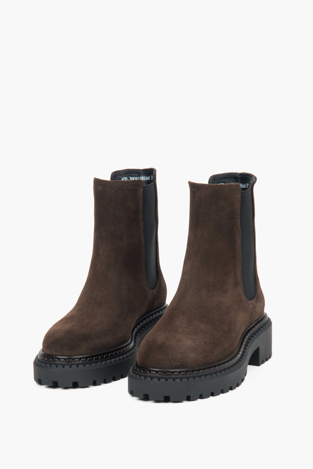 Ein Paar sattelbraune Chelsea-Boots mit markanter Plateausohle und typischen elastischen Seiteneinsätzen.
