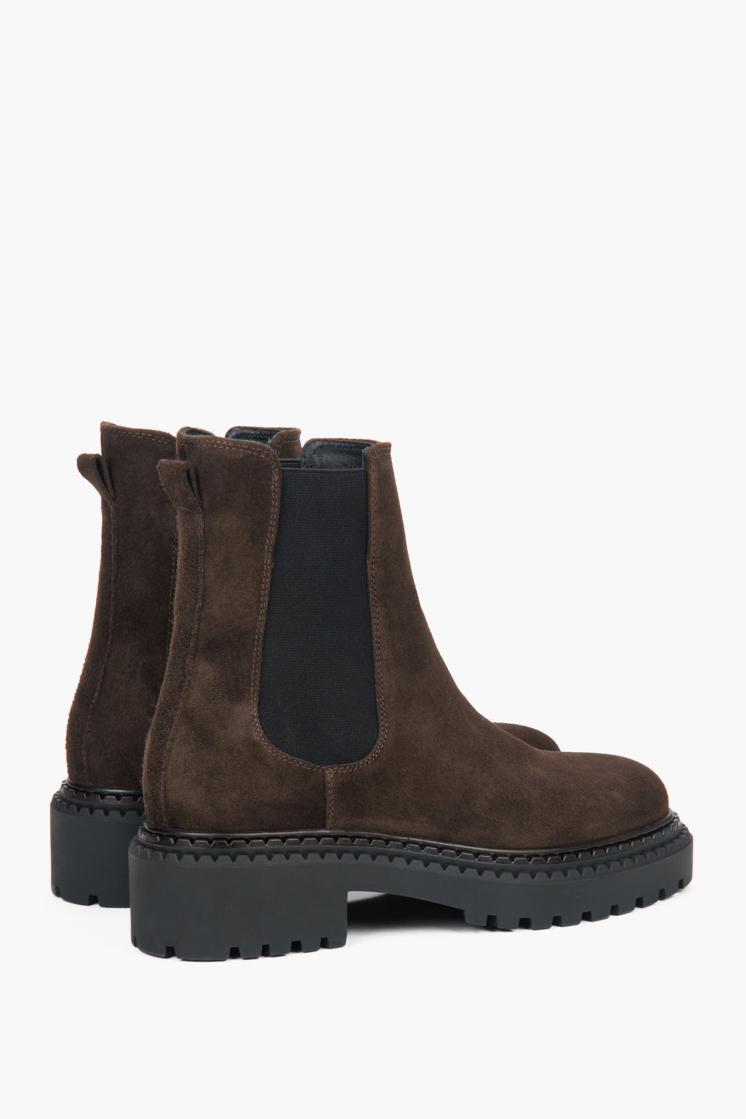 Sattelbraune Damen-Plateau-Chelsea-Boots aus Velours.