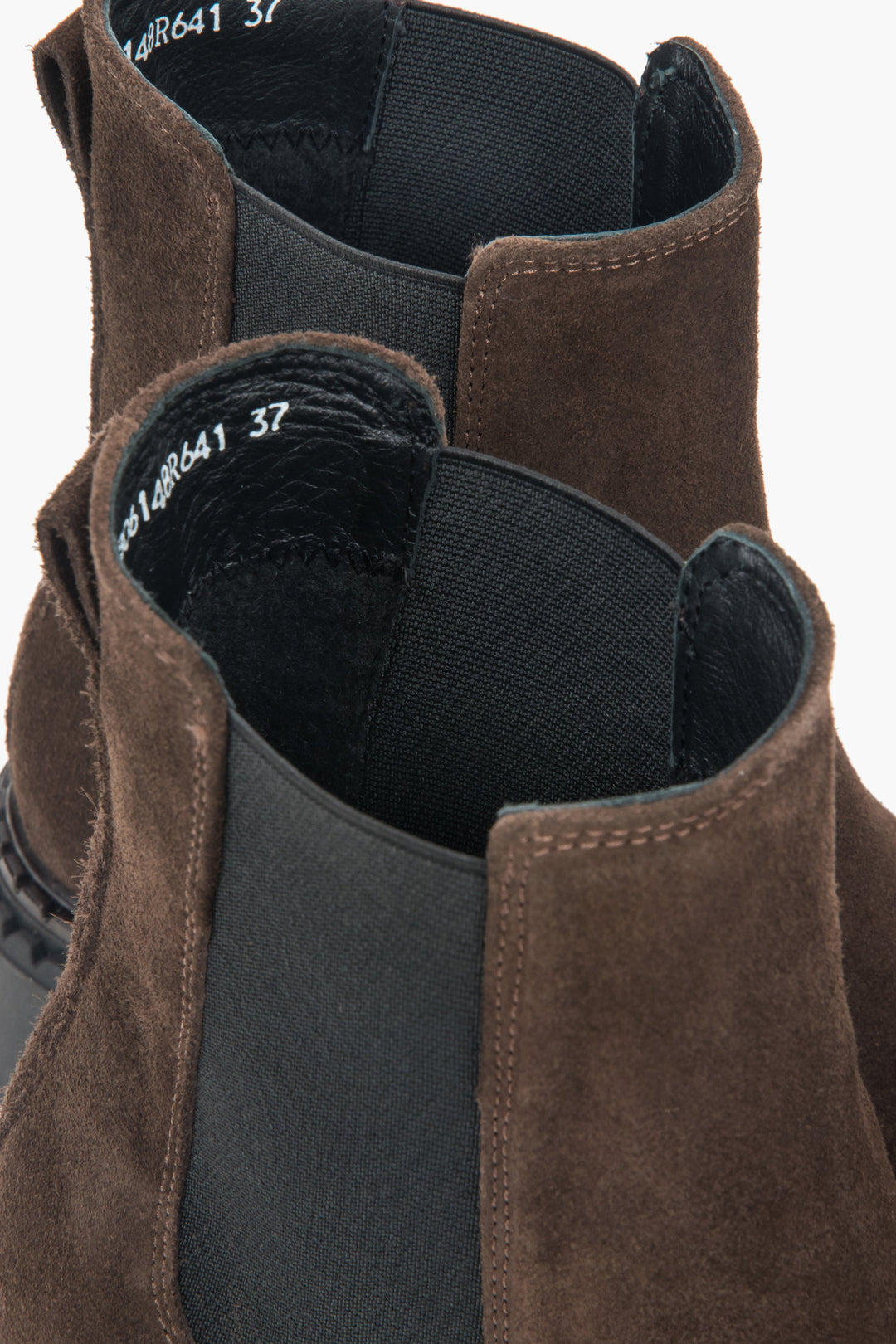 Modische Plateau-Boots, die jedem Herbst- und Winter-Outfit mit Jeans oder Kleid einen coolen Touch verleihen.