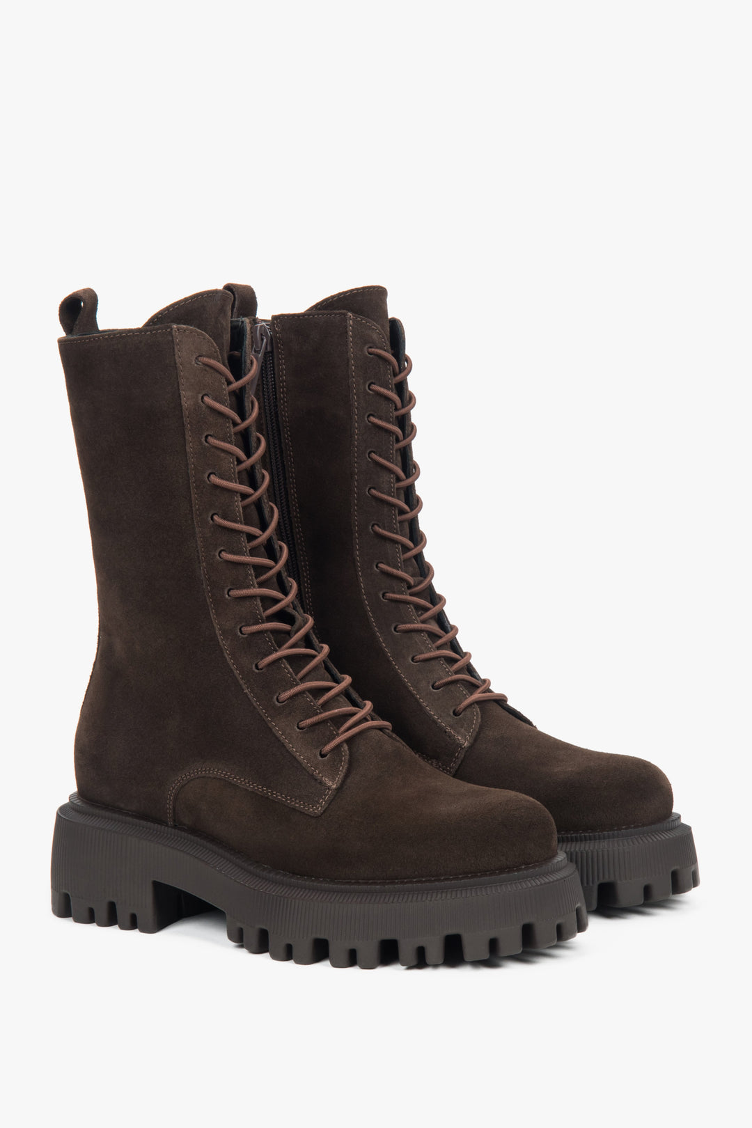 Klassische Damen-Stiefeletten in Sattelbraun aus hochwertigem italienischem Velours.