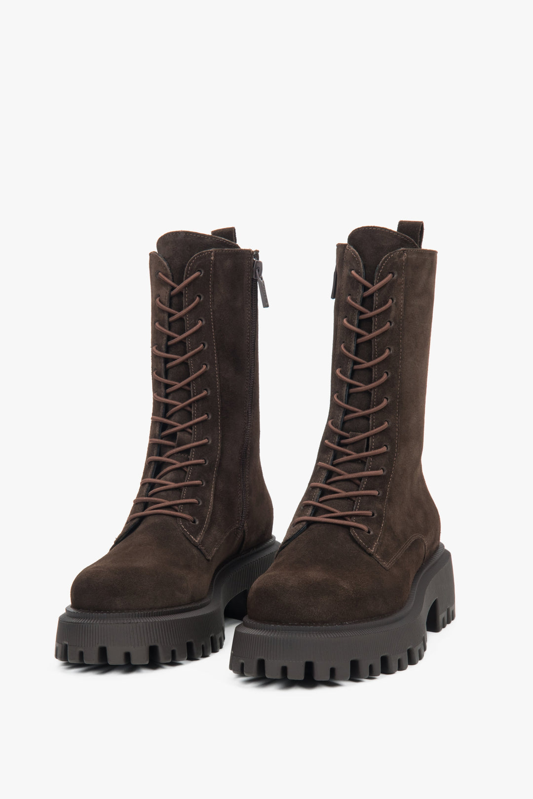 Ein Paar elegante sattelbraune Stiefeletten mit seitlichem Reißverschluss und bequemem Blockabsatz.
