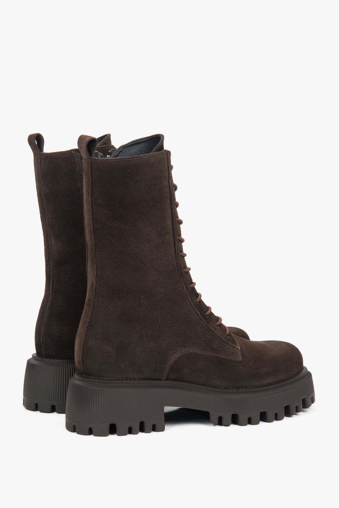 Sattelbraune Damen-Stiefeletten aus Velours.