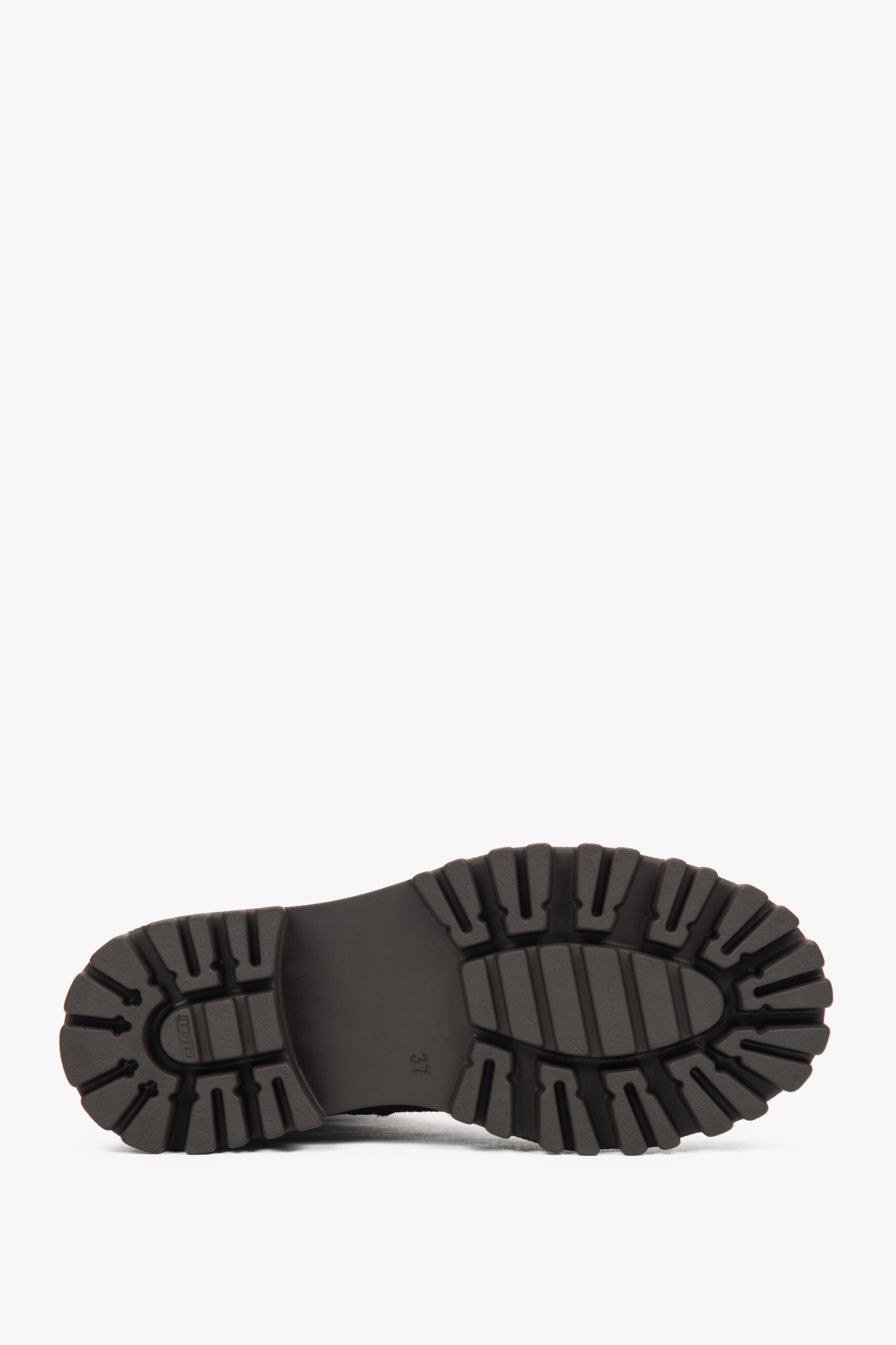 Luxuriös weiche Velours-Stiefeletten in einem warmen Braunton für ganztägigen Tragekomfort.