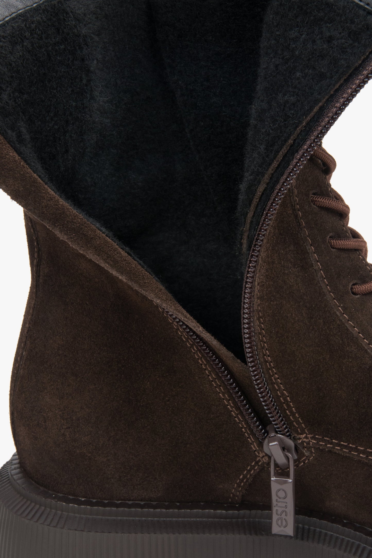 Eine schlichte, elegante Silhouette: Damen-Stiefeletten aus edlem, sattelbraunem Velours.