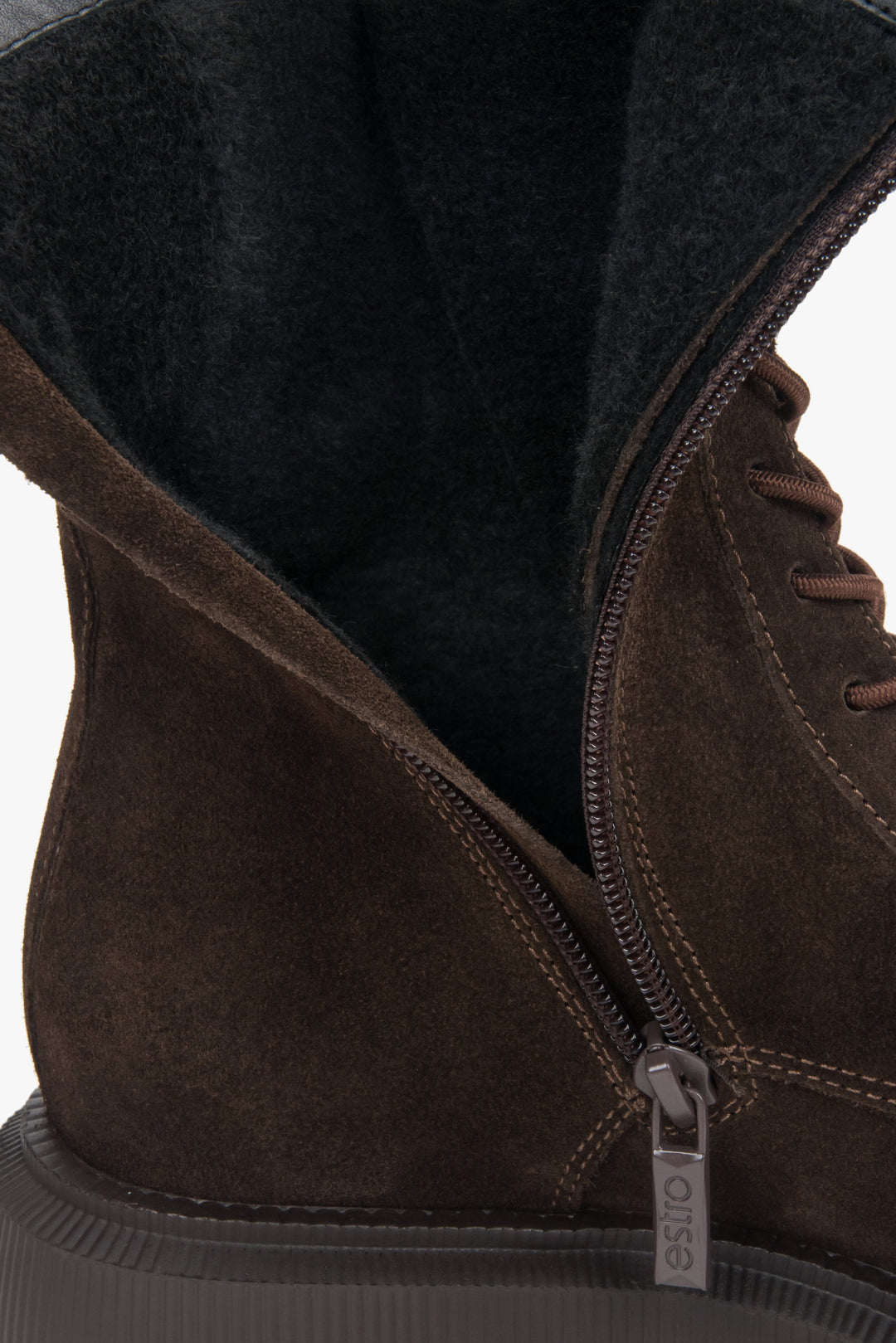 Eine schlichte, elegante Silhouette: Damen-Stiefeletten aus edlem, sattelbraunem Velours.