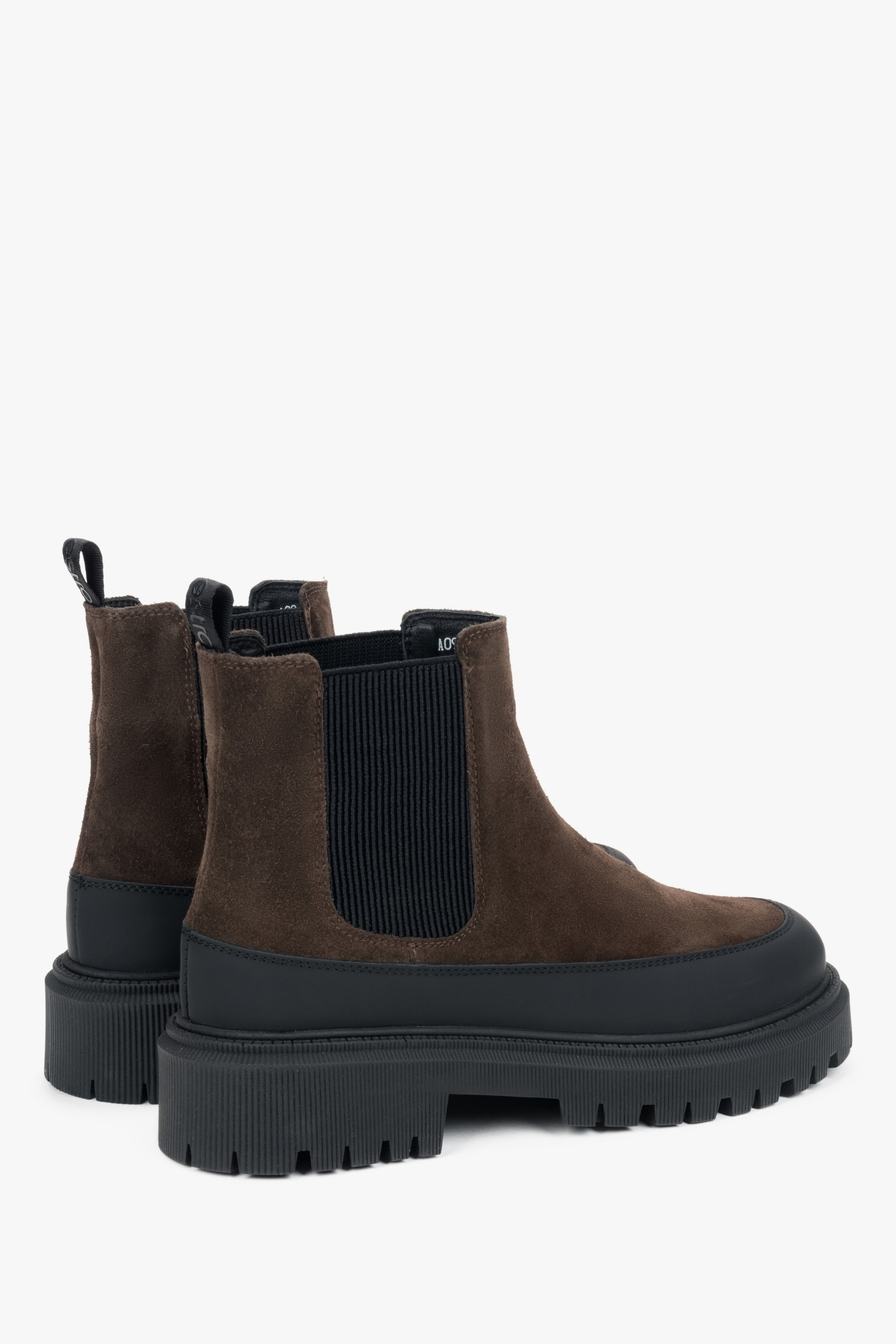Estro Damen-Chelsea-Boots in Sattelbraun aus italienischem Velours und Leder – Nahaufnahme des elastischen Schafts.