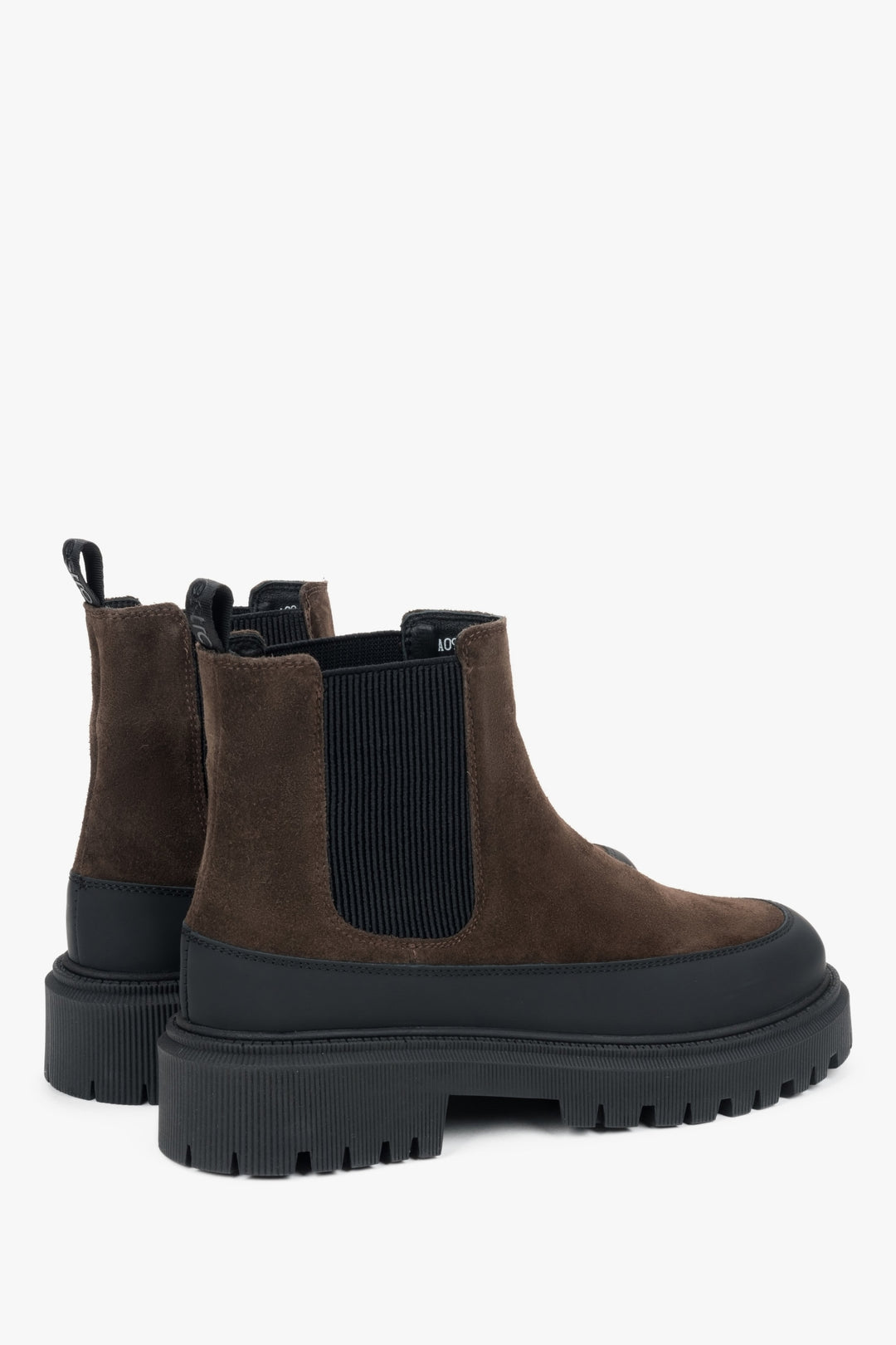 Estro Damen-Chelsea-Boots in Sattelbraun aus italienischem Velours und Leder – Nahaufnahme des elastischen Schafts.