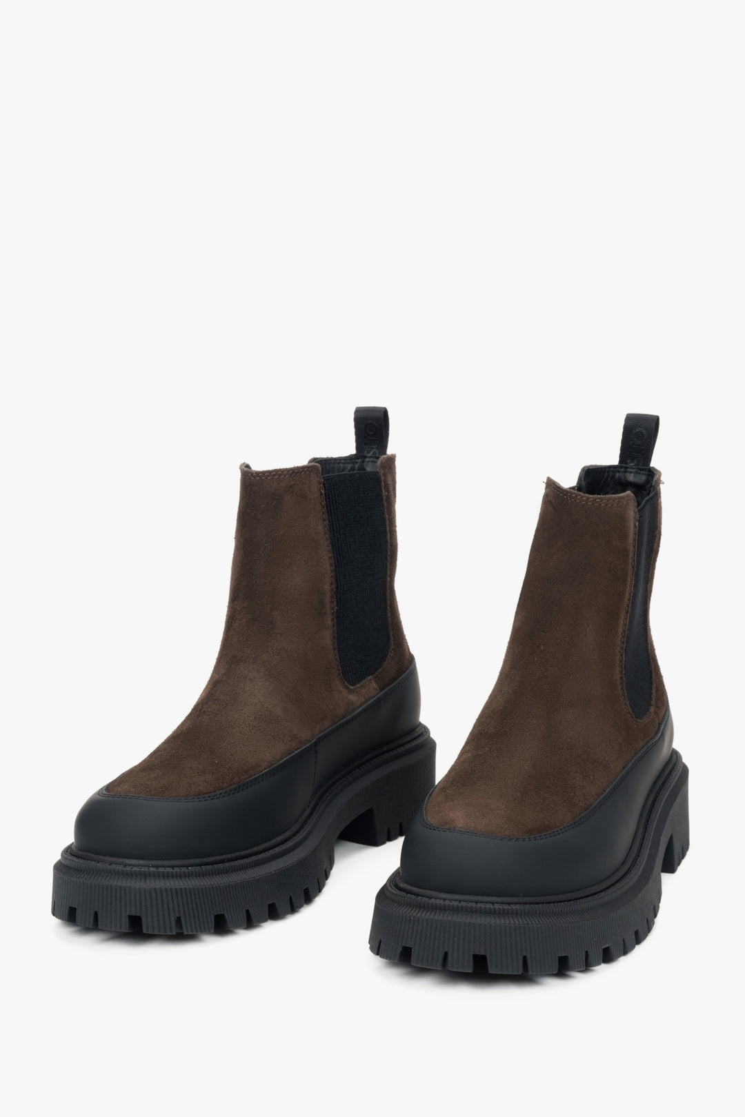 Sattelbraune Damen-Chelsea-Boots aus echtem italienischem Velours und Leder von Estro – Nahaufnahme der Schuhspitze.