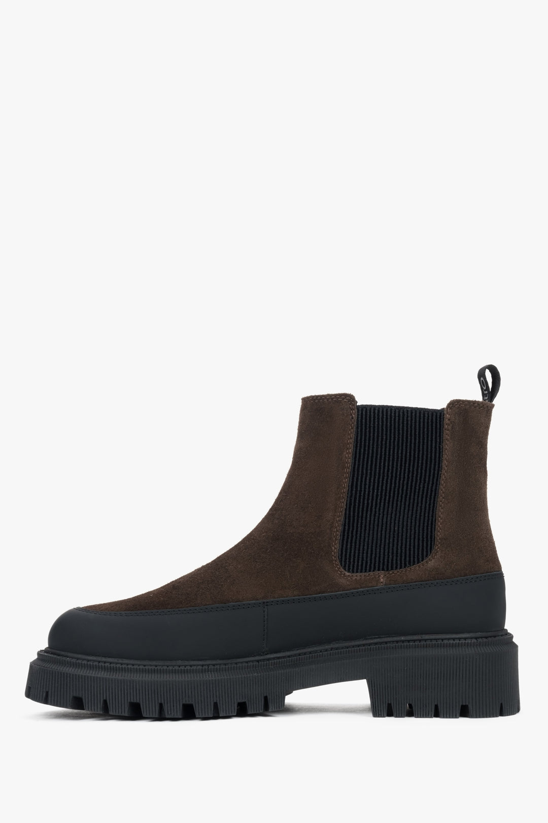 Damen-Chelsea-Boots aus echtem italienischem Velours und Leder in Sattelbraun von Estro – Schuhprofil.