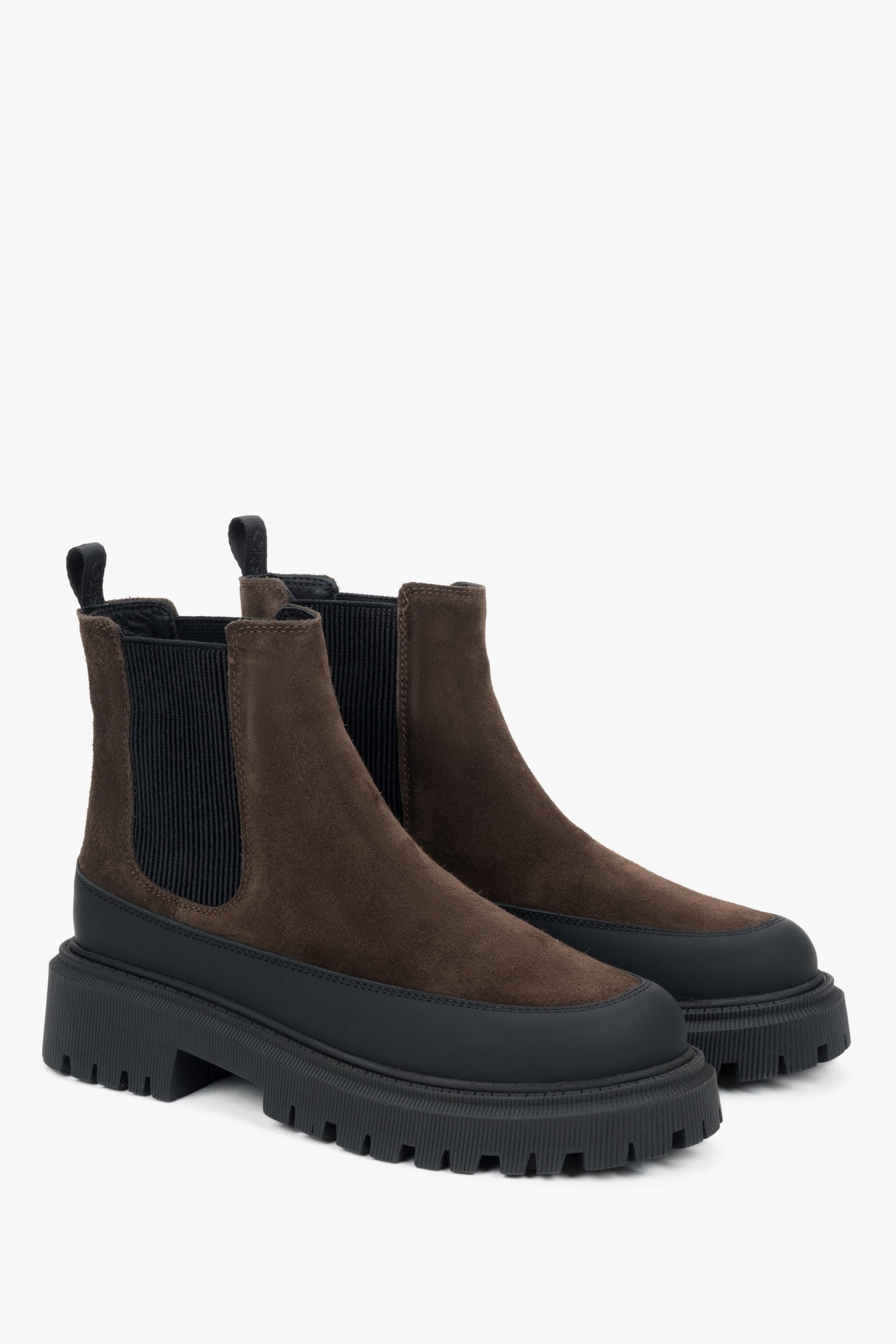 Damen-Chelsea-Boots in Sattelbraun, gefertigt aus echtem italienischem Velours und Leder von Estro.