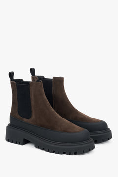 Damen-Chelsea-Boots in Sattelbraun, gefertigt aus echtem italienischem Velours und Leder von Estro.