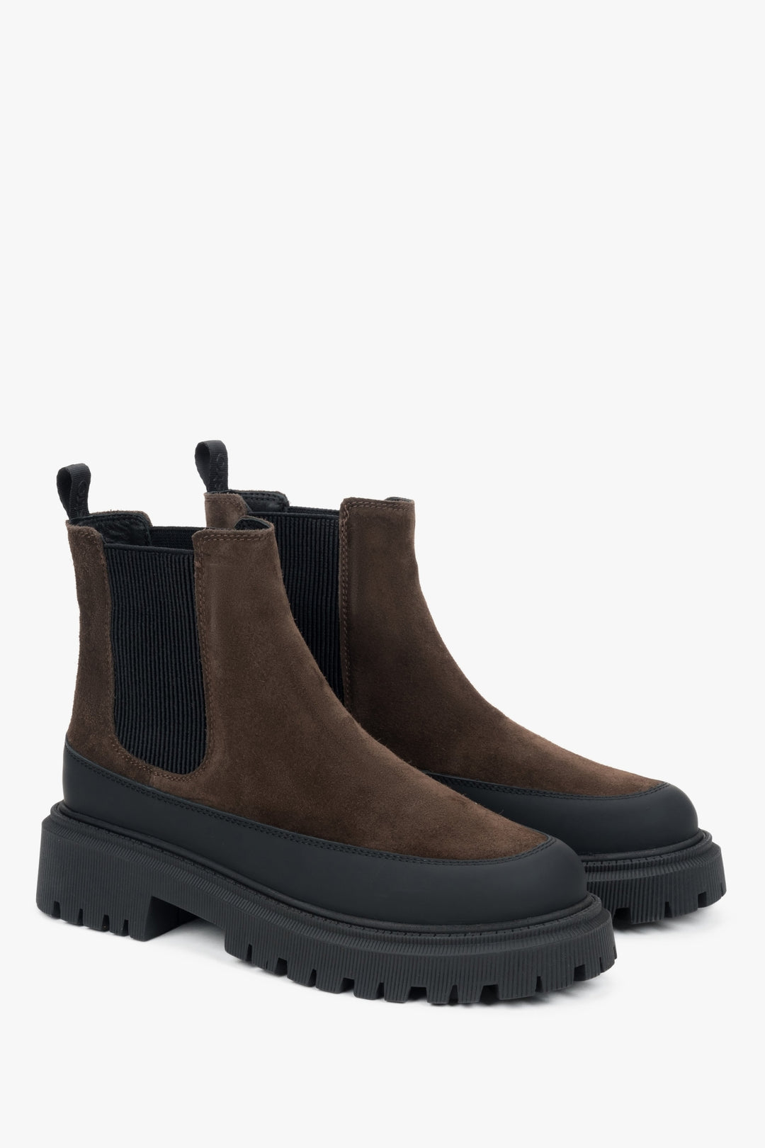 Damen-Chelsea-Boots in Sattelbraun, gefertigt aus echtem italienischem Velours und Leder von Estro.