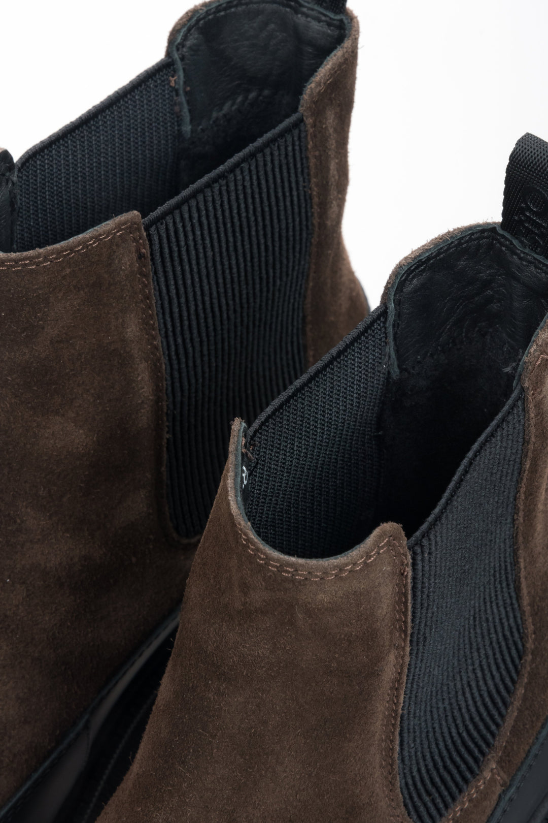 Damen-Chelsea-Boots in Sattelbraun aus echtem italienischem Velours und Leder von Estro.