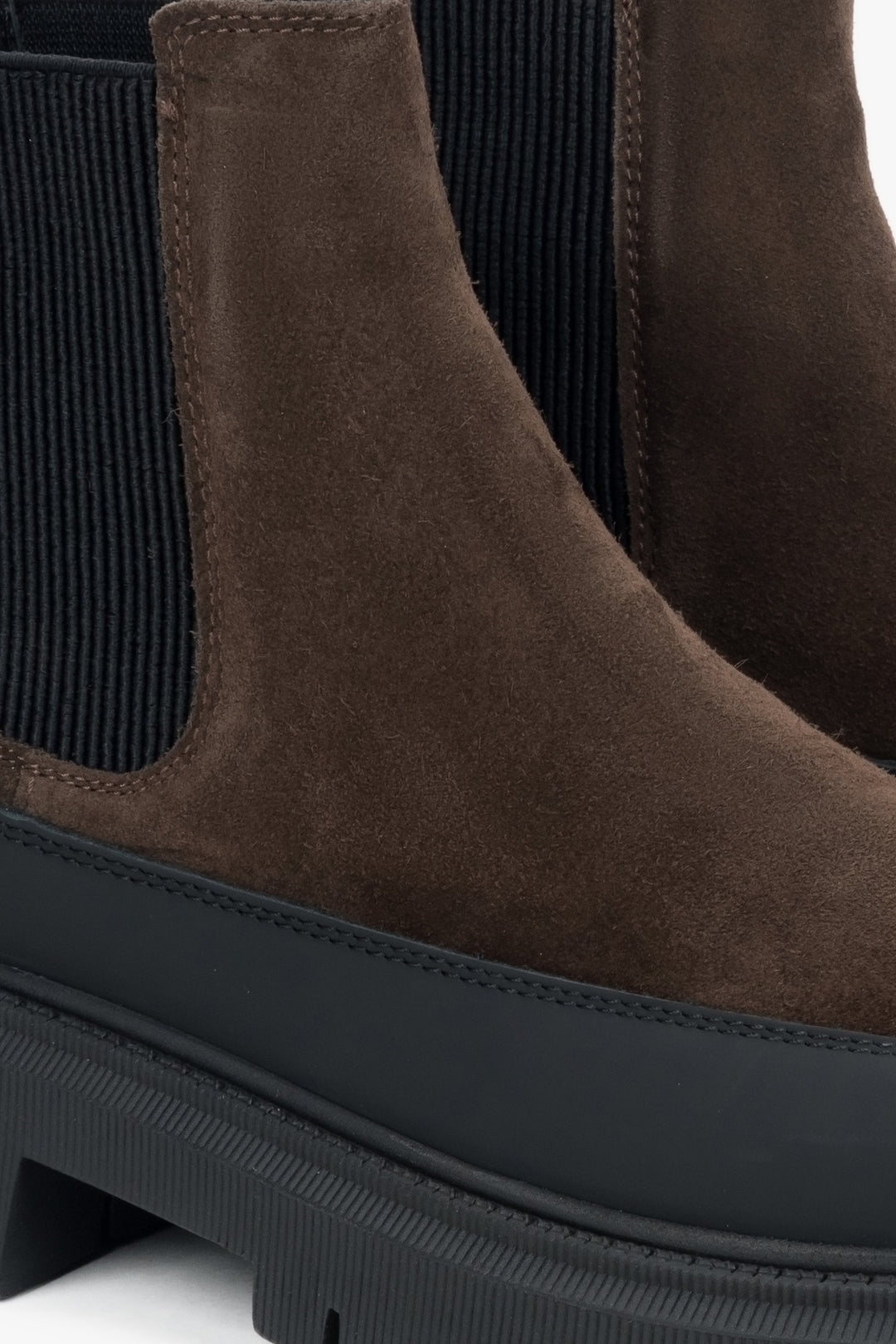 Damen-Chelsea-Boots in Sattelbraun aus hochwertigem italienischem Velours und Leder von Estro – Details.