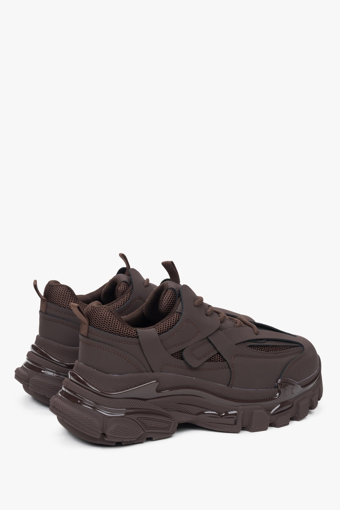 Damen-Sneaker ES8 in Dunkelbraun für Frühling und Herbst – Nahaufnahme der Fersenkappe und Seitennaht.