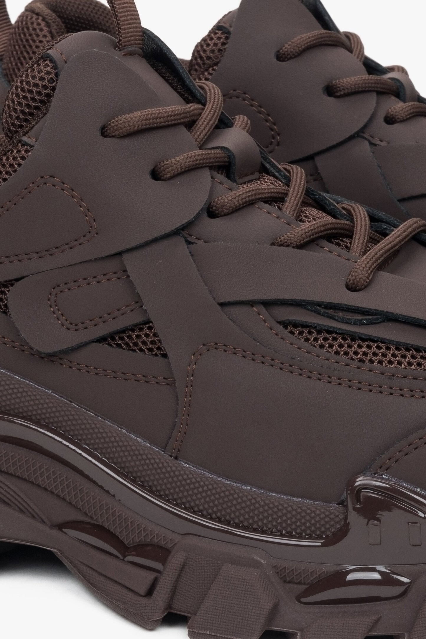 Damen-Sneaker in Dunkelbraun aus echtem Leder und Textilmaterial für Frühling und Herbst – Nahaufnahme des Schnürsystems.