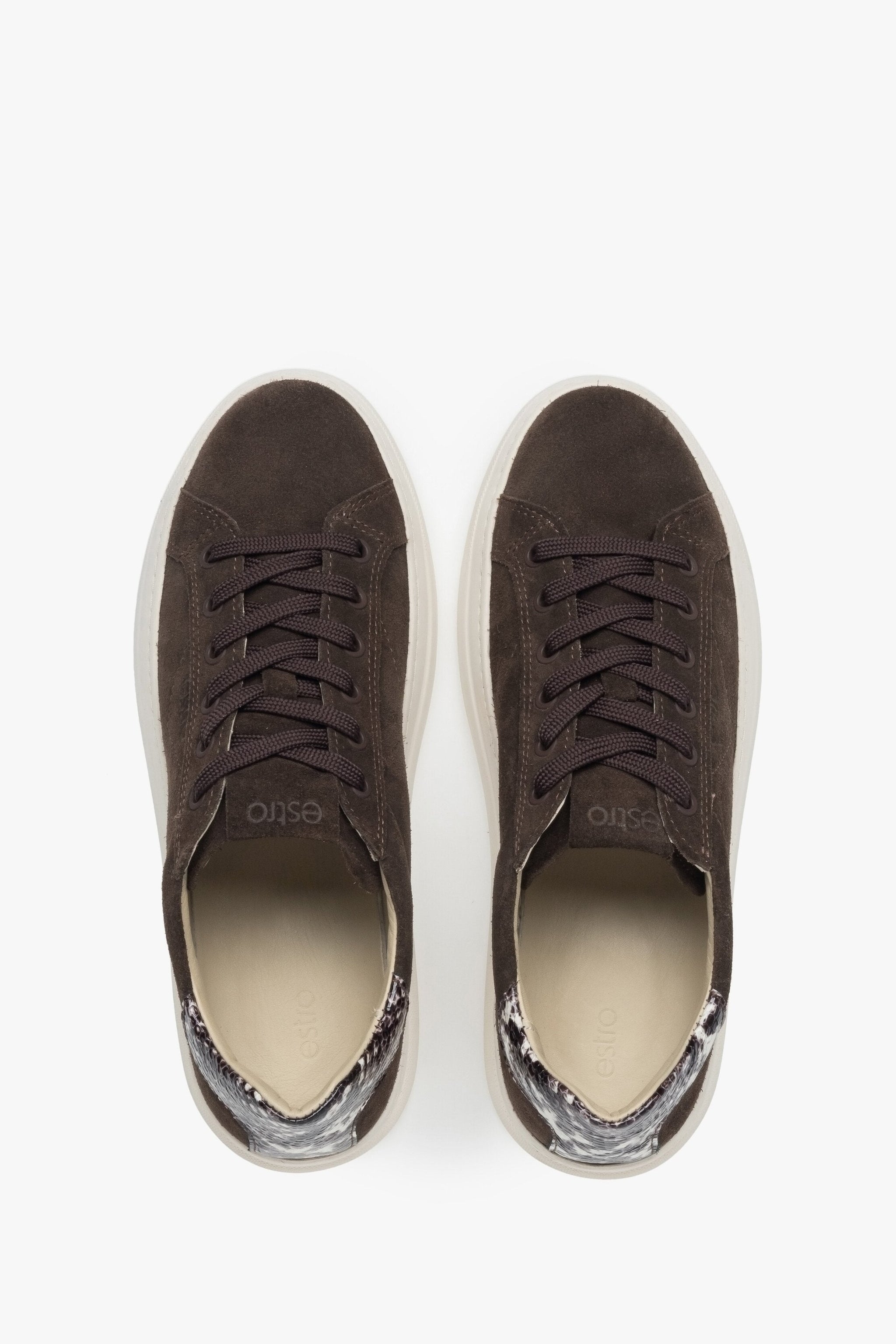 Damen-Sneaker von Estro in Sattelbraun: Animal-Print aus italienischem Velours – Nahaufnahme von oben.