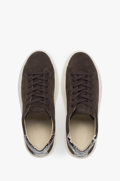 Damen-Sneaker von Estro in Sattelbraun: Animal-Print aus italienischem Velours – Nahaufnahme von oben.