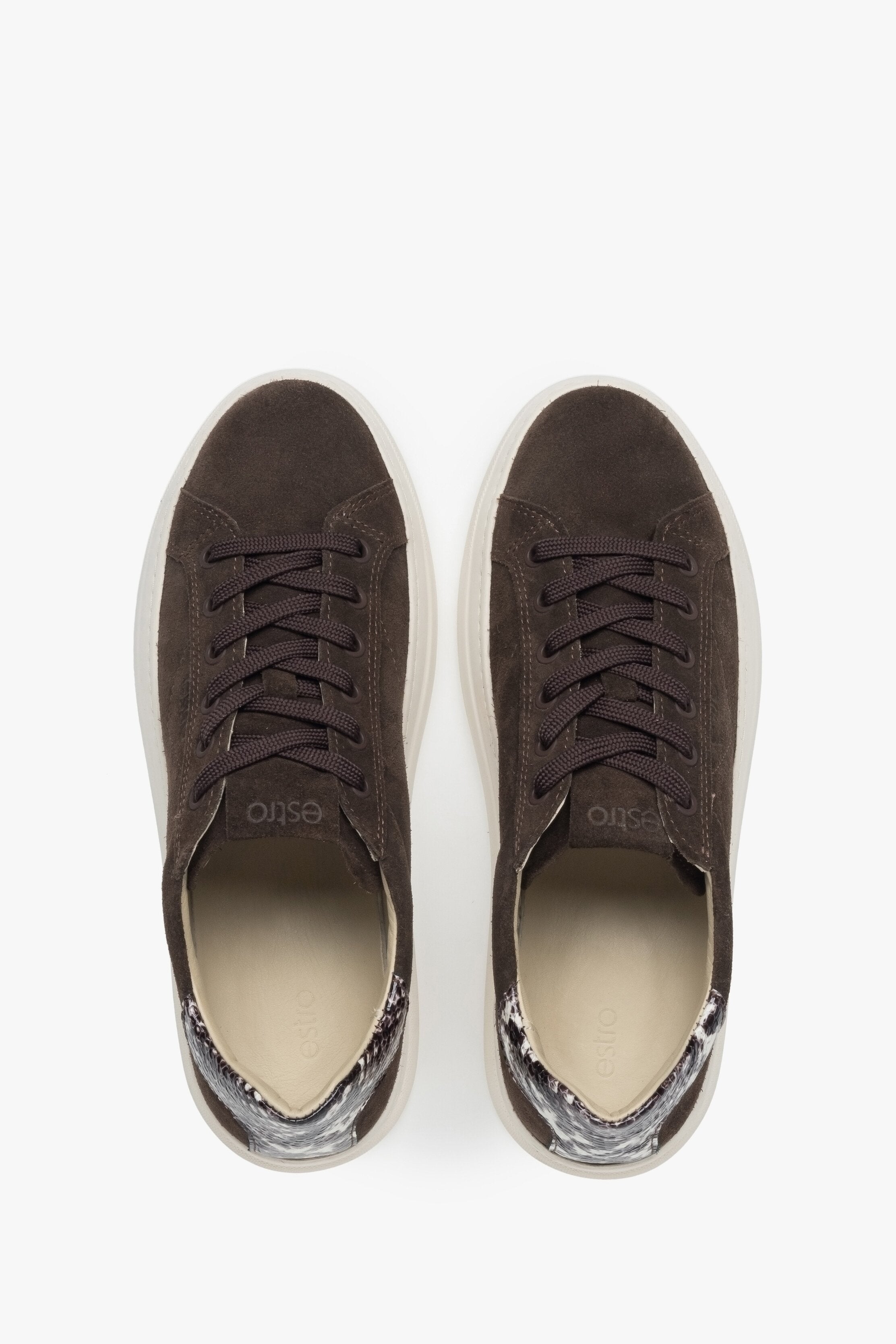 Damen-Sneaker von Estro in Sattelbraun: Animal-Print aus italienischem Velours – Nahaufnahme von oben.
