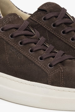 Sattelbraune Damen-Sneaker mit niedrigem Schaft und Animal-Print – Detailansicht.