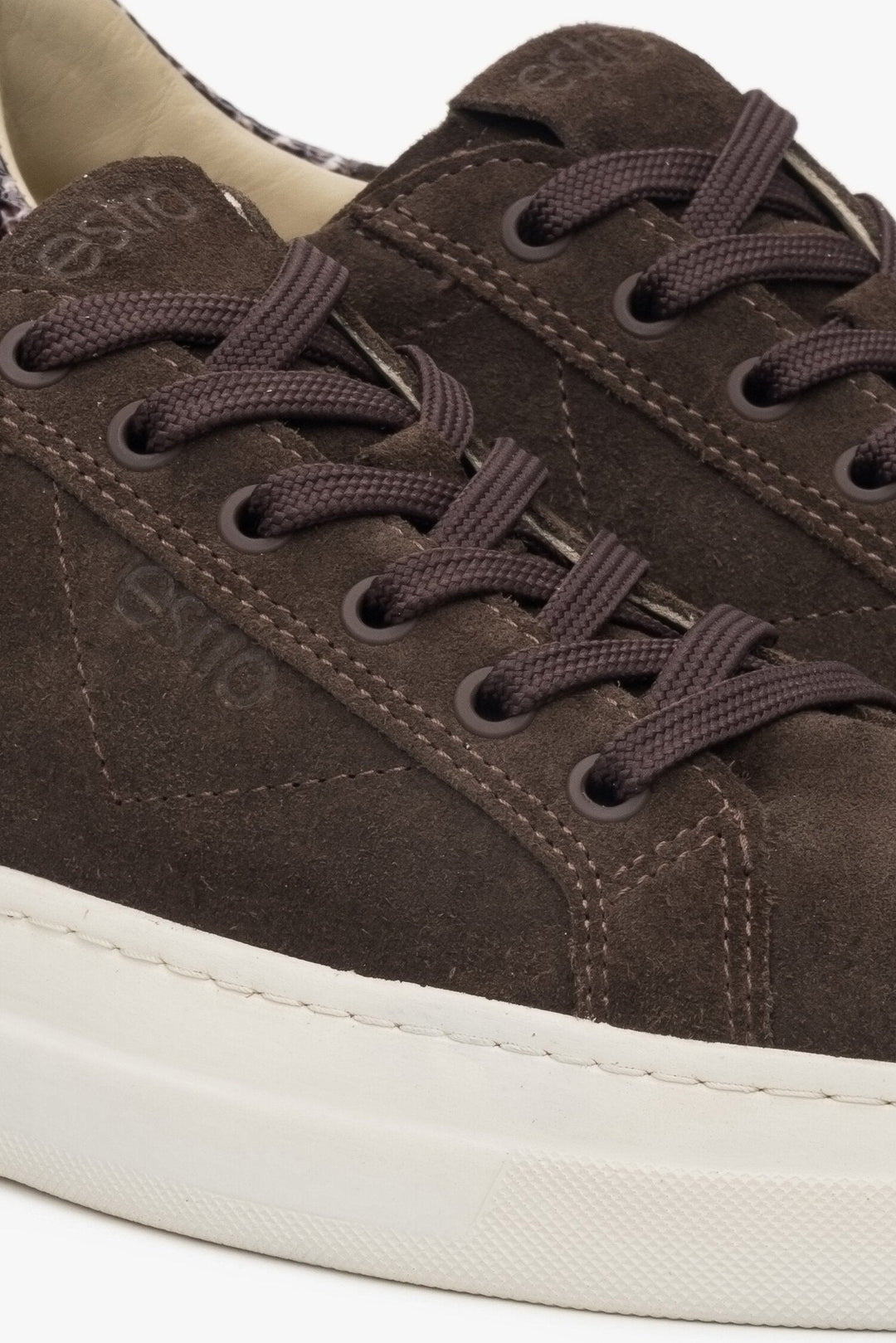 Sattelbraune Damen-Sneaker mit niedrigem Schaft und Animal-Print – Detailansicht.