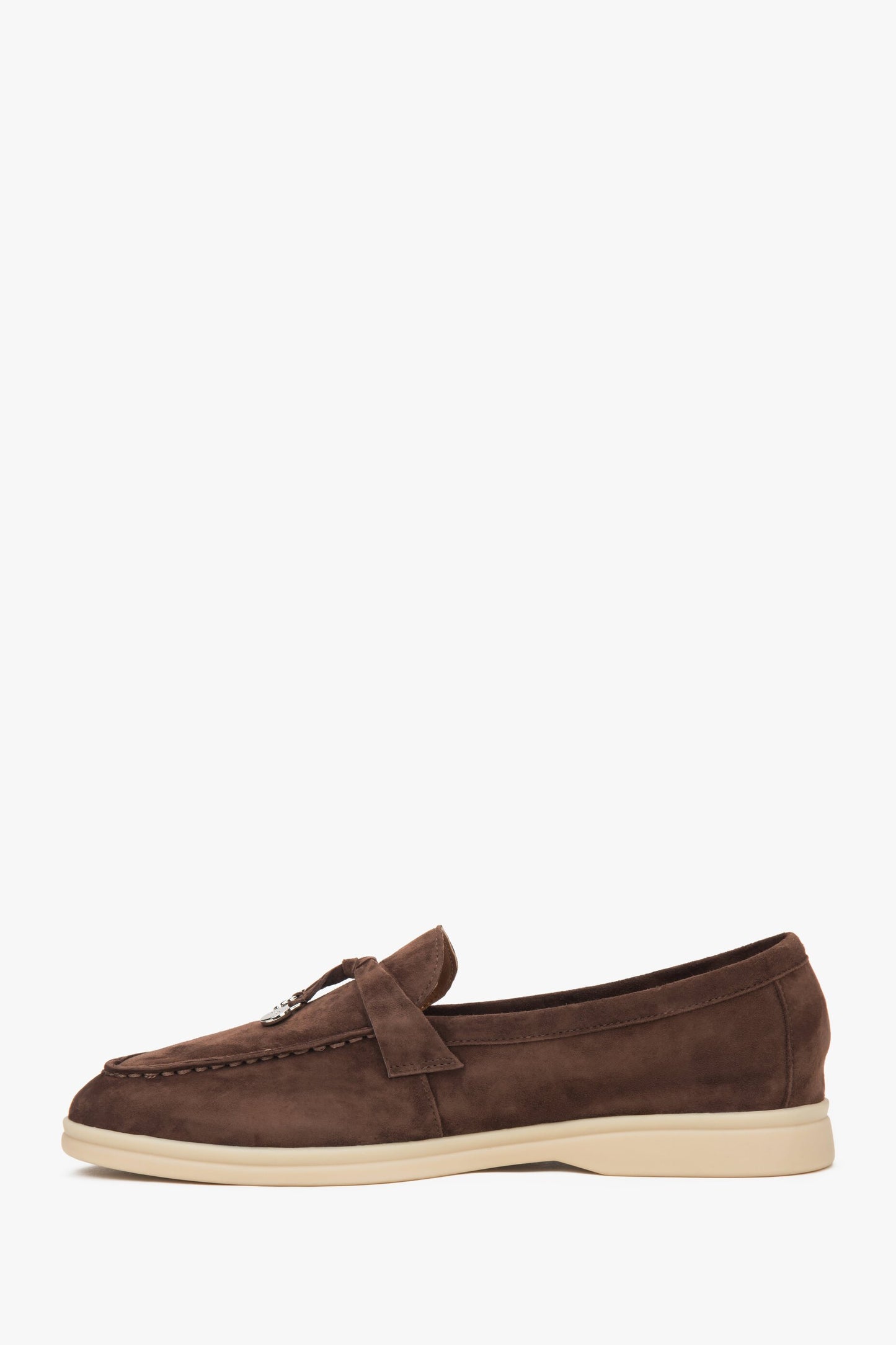 Velours- und Leder-Damen-Slipper in Sattelbraun mit elegantem Quasten-Detail.