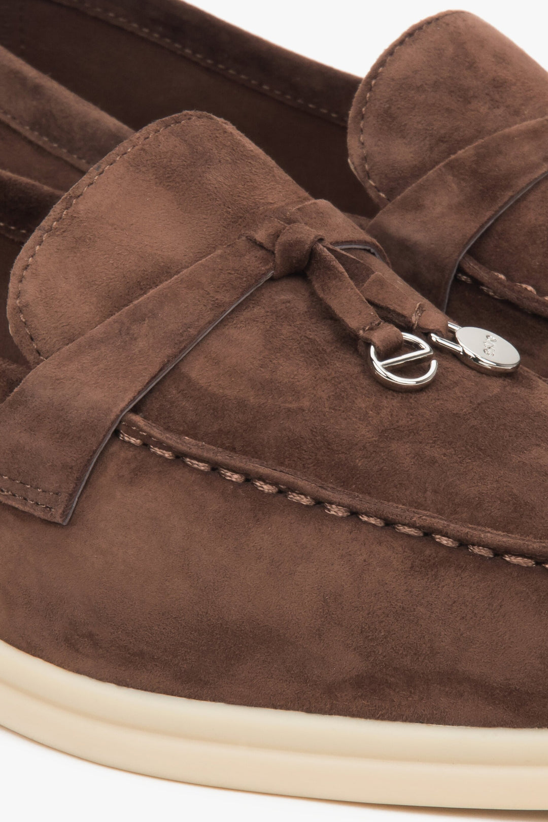Bequeme und elegante Damen-Loafer aus Velours in Sattelbraun – Nahaufnahme der Details.