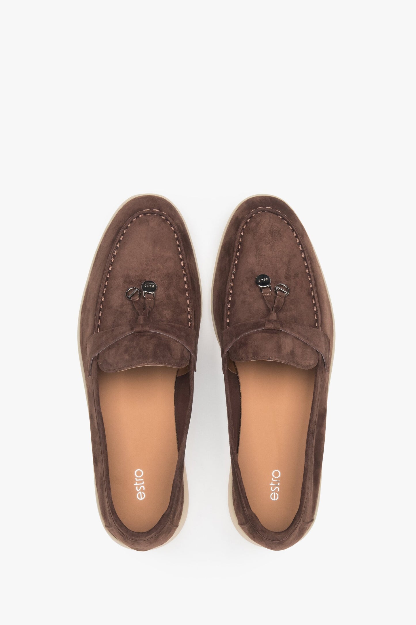 Damen-Loafer in Sattelbraun der Marke Estro aus Velours und Leder – Präsentation des Schuhwerks von oben.